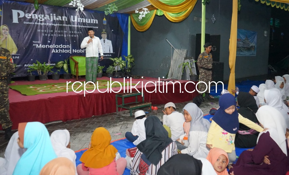 JANJI - Wabup Sidoarjo Subandi berjanji memperbaiki jalan dan menambah PJU di Kelurahan Sepanjang, Kecamatan Taman, Sidoarjo dan janjikan program jaminan kesehatan gratis, Sabtu (08/10/2022) malam.