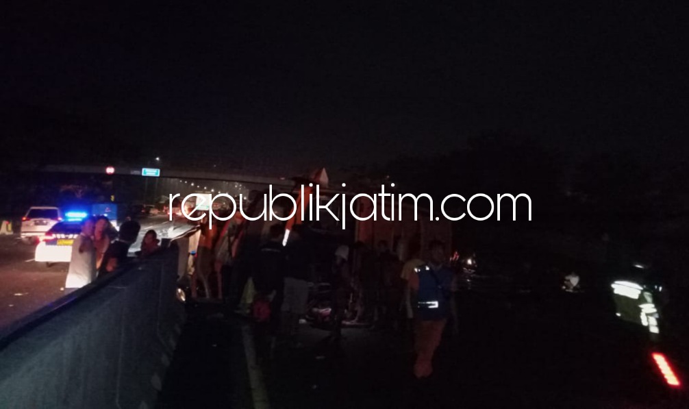 TERGULING - Kecelakaan tunggal PO Bus bernopol AA 1688 ED yang dikemudikan Agus Supriyanto (51) warga Dusun Gambar, Wonodadi, Blitar menyebabkan tiga korban tewas dan puluhan korban terluka di JL Raya Tol Japanan - Porong, Sidoarjo, Senin (10/10/2022).