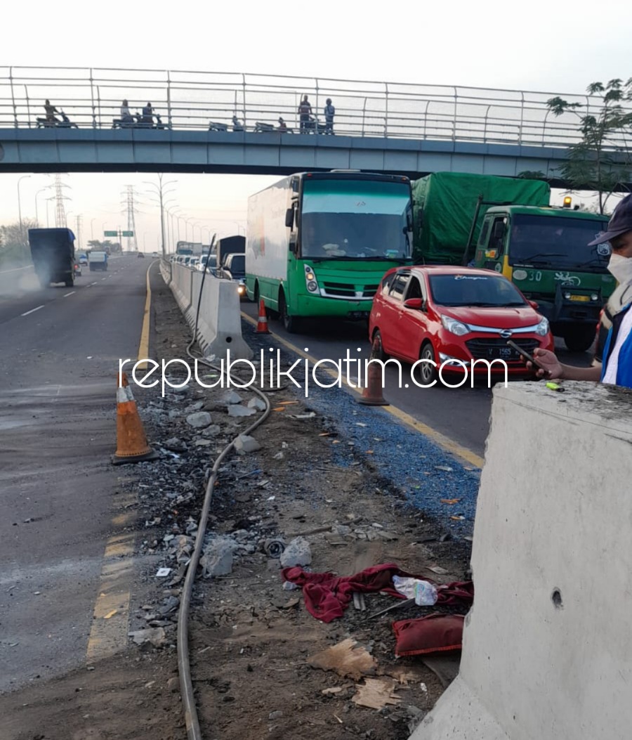 OLAH TKP - Sejumlah petugas PJR dan Jasa Marga melaksanakan olah TKP kecelakaan tunggal Bus Pariwisata di Jalur Tol Kejapanan - Porong, Sidoarjo, Senin (10/10/2022) dini hari.