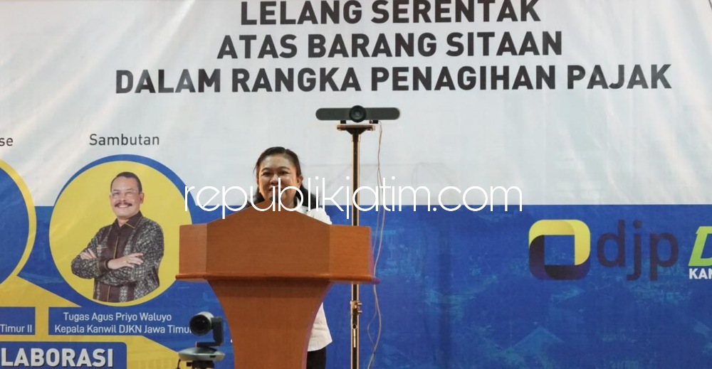 LELANG - Kepala Kantor Wilayah Direktorat Jenderal Pajak (Kanwil DJP) Jatim II, Agustin Vita Avantin membuka penyelenggaraan Lelang Serentak Eksekusi atas aset sitaan hasil kerja sama dengan Kanwil DJKN Jatim, Senin (10/10/2022).