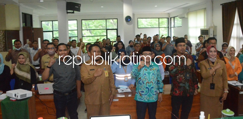 PEMBUKAAN - Bupati Sidoarjo Ahmad Muhdlor Ali membuka acara Bimtek bagi 50 manajer Human Resource Development (HRD) perusahaan besar di Kantor Disnaker Pemkab Sidoarjo, Senin (10/10/2022).