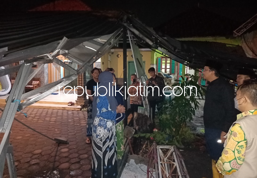 TINJAU - Bupati Sidoarjo Ahmad Muhdlor Ali meninjau korban puting beliung di Desa Durungbedug dan Desa Durungbanjar, Kecamatan Candi serta Desa Kedondong, Kecamatan Tulangan, Sidoarjo, Selasa (11/10/2022) malam. 