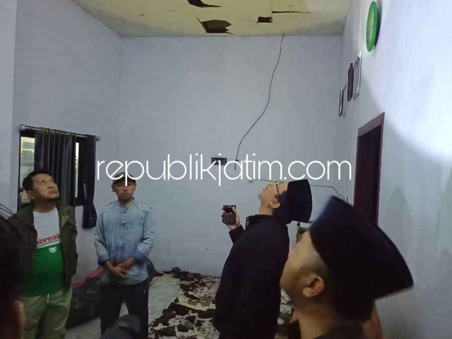 TINJAU - Bupati Sidoarjo, Ahmad Muhdlor Ali meninjau rumah korban angin puting beliung di Desa Durungbedug, Kecamatan Candi, Sidoarjo, Selasa (11/10/2022) malam. 