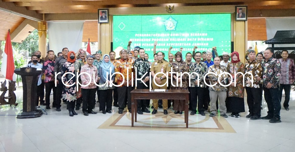 TANDA TANGAN - Penandatangan komitmen bersama dilakukan seluruh OPD di lingkungan Pemkab Sidoarjo mulai dari Dinas, Camat hingga Kades sebagai upaya peningkatan pelayanan publik di Pendopo Delta Wibawa, Selasa (11/10/2022) sore. 