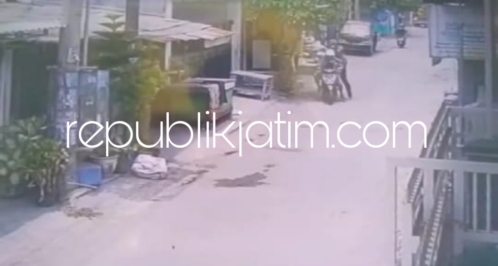 JAMBRET - Korban penjambretan Aspiyah (57) warga Medaeng, Kecamatan Waru, Sidoarjo mengejar dua pelaku penjambretan yang terekam CCTV, Kamis (13/10/2022).
