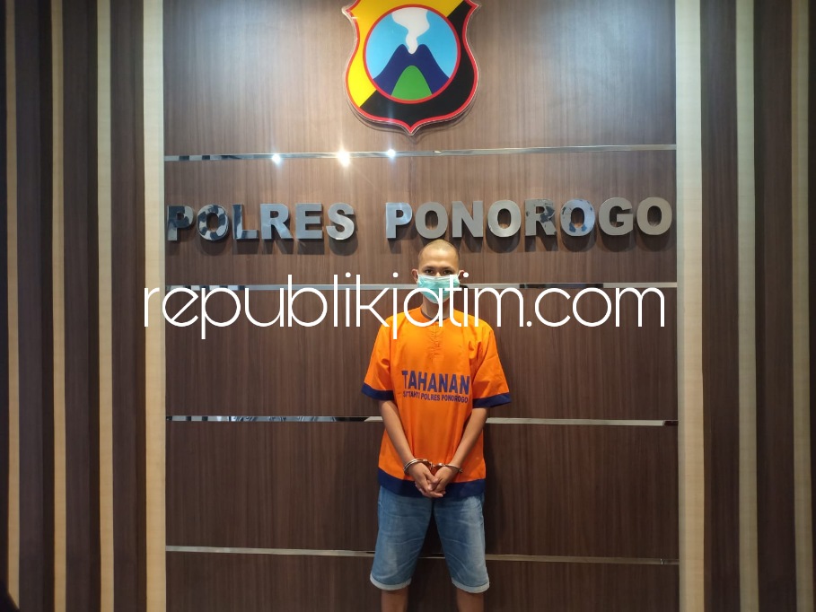 PENGEDAR - MA pemuda asal Desa Karangpatihan, Kecamatan Balong, Ponorogo diringkus polisi karena terbukti mengedarkan pil koplo, Jumat (14/10/2022).