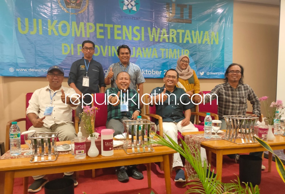 SENANG - Sebanyak 30 peserta Uji Kompetensi Wartawan (UKW) perwakilan PWI Jawa Timur yang ikut proses UKW yang digelar Dewan Pers di Fave Hotel Sidoarjo merasa senang karena semua dinyatakan kompeten saat pengumuman hasil ujian, Minggu (16/10/2022).