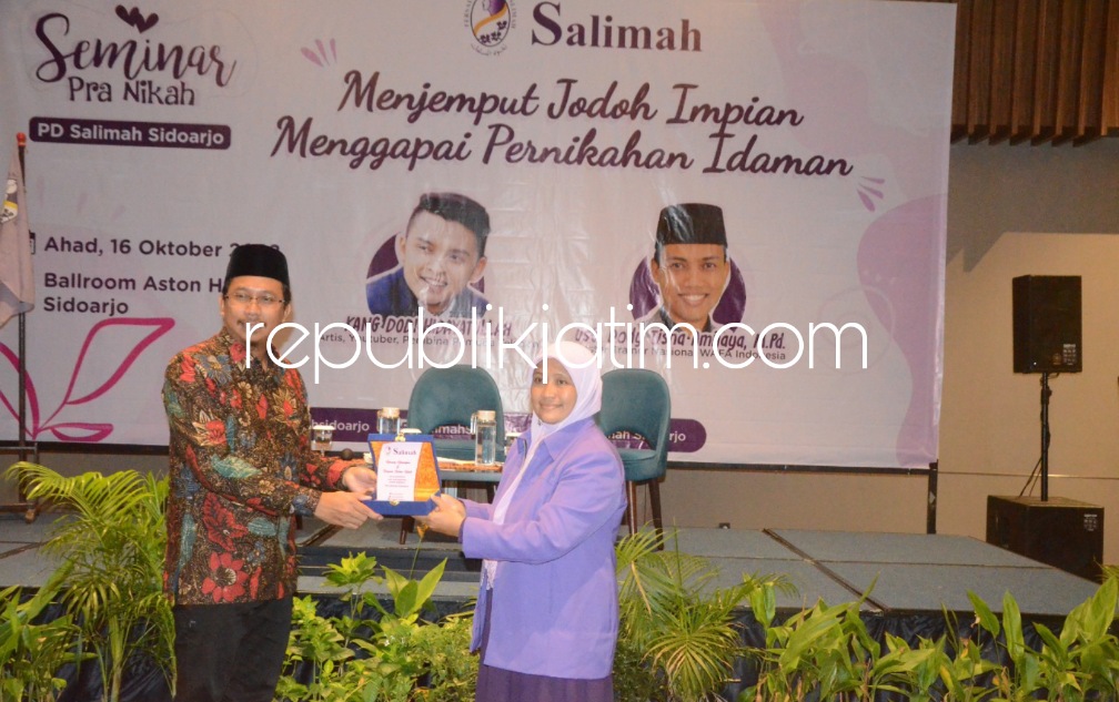 PRANIKAH - Bupati Sidoarjo Ahmad Muhdlor Ali membuka program acara PD Salimah Sidoarjo soal pendidikan pranikah di Aston Hotel, Sidoarjo, Minggu (16/10/2022).