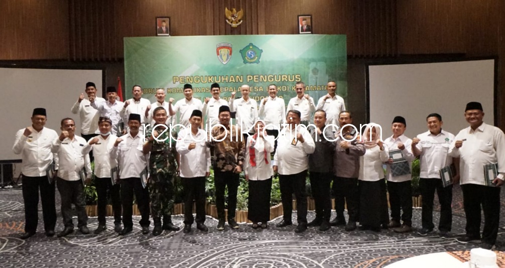 KUKUHKAN - Bupati Sidoarjo, Ahmad Muhdlor Ali menghadiri pengukuhan Ketua FKKD tingkat Kecamatan di Aston Hotel, Sidoarjo, Rabu (19/20/2022) sore.