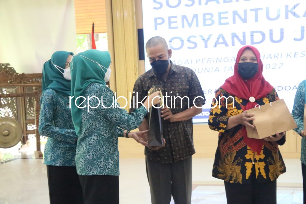 OPTIMALKAN - Ketua TP PKK Kabupaten Sidoarjo, Ny Sa'adah Ahmad Muhdlor mengajak posyandu jiwa mengoptimalkan pelayanan Orang Dengan Gangguan Jiwa (ODJG) saat pembentukan posyandu jiwa di Pendopo Delta Wibawa, Rabu (19/10/2022).