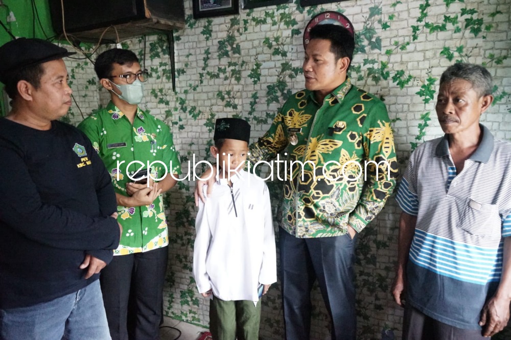 KUNJUNGI - Wabup Sidoarjo, Subandi mengunjungi Imam Ali (13) putra pasangan suami istri (Pasutri) Taman dan Siti Mistainah warga Desa Tambaksumur, Kecamatan Waru yang memiliki kelainan pada alat kelaminnya sejak lahir, Jumat (21/10/2022).