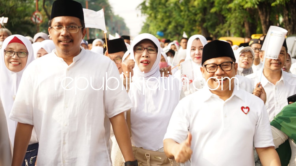 MLAKU BARENG - Bupati Sidoarjo Ahmad Muhdlor Ali bersama Panglima Santri, Abdul Muhaimin Iskandar memberangkatkan sekitar 20.000 santri dalam acara Mlaku Bareng Sarungan di Alun-Alun Sidoarjo, Minggu (23/10/2022).
