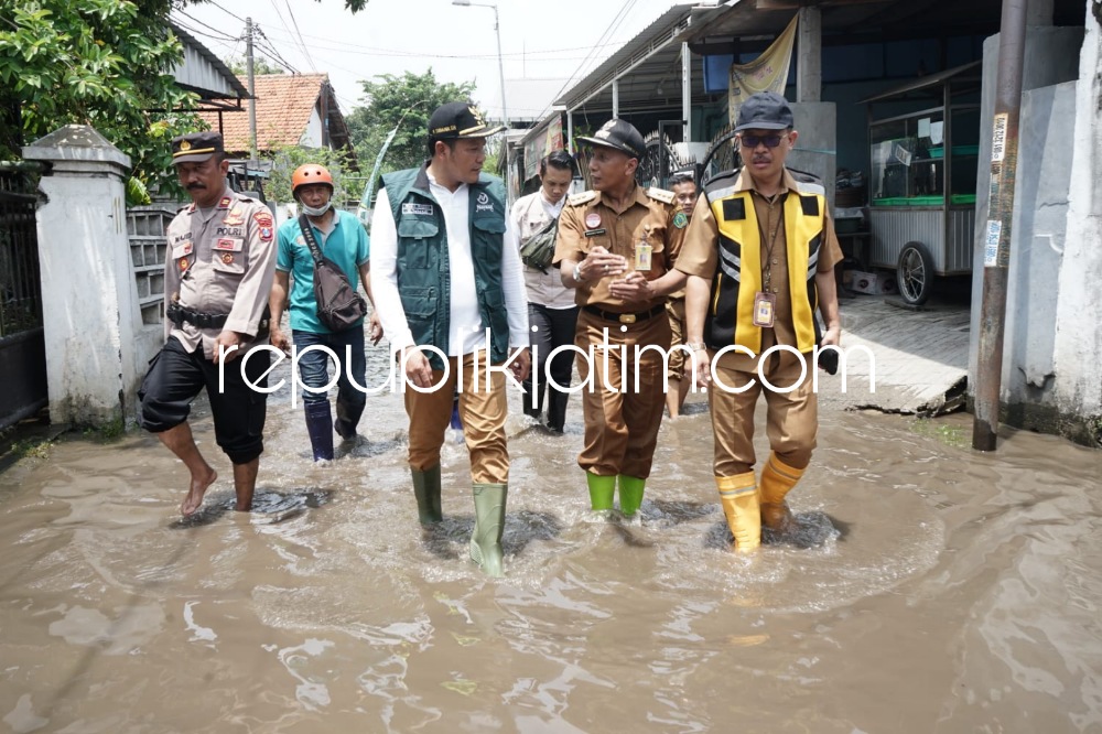 CEK - Wabup Sidoarjo, Subandi mengecek banjir di Desa Sidodadi dan SDN Jemundo 2, Kecamatan Taman yang terkena banjir setiap musim hujan dan rumah warga yang rusak akibat puting beliung, Senin (24/10/2022).
