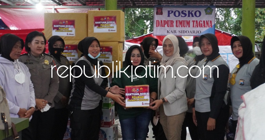 BANTUAN - Kordinator Polwan Polresta Sidoarjo Kompol Ria Anggraini menyerahkan bantuan kepada Kades Sidokepung, Elok Suciati untuk korban puting beliung di Dusun Mlaten, Desa Sidokepung, Kecamatan Buduran, Sidoarjo, Rabu (26/10/2022).
