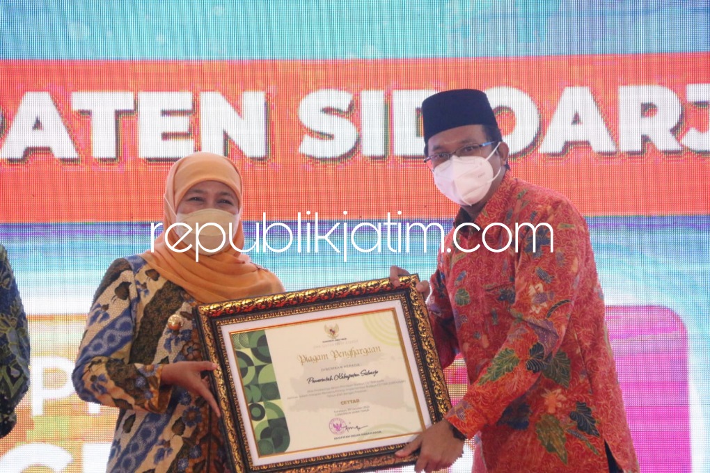 RAIH - Bupati Sidoarjo, Ahmad Muhdlor raih penghargaan Hasil Evaluasi Reformasi Birokrasi Sistem Akuntabilitas Kinerja Instansi Pemerintah, Budaya Kerja dan Zona Integritas dari Gubernur Jatim di Jatim Bureucracy Fest 2022 di Surabaya, Kamis (27/10/2022).