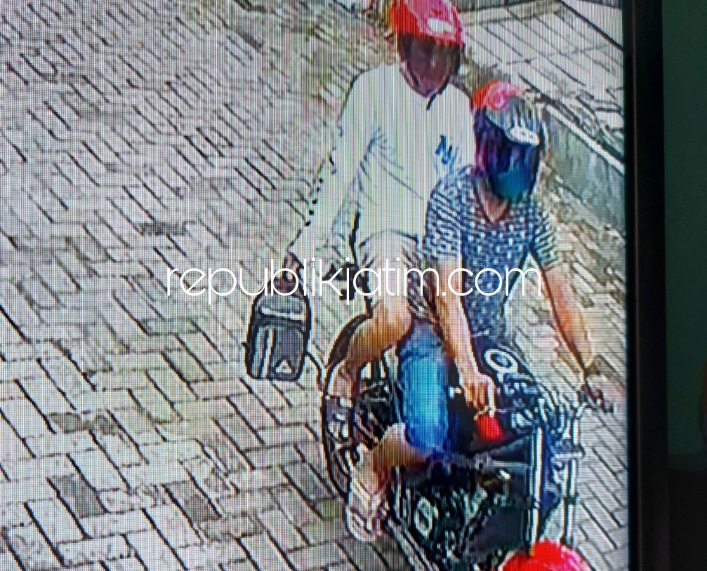 RUSAK - Rumah pribadi salah satu staf Kesatuan Pengamanan Lapas Kelas I Malang, Abdul Azis yang berada di daerah kawasan Pakis, Kabupaten Malang diteror dengan pelemparan bondet, Senin (24/10/2022).