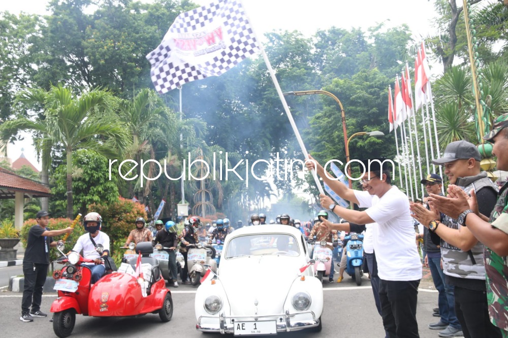 BERANGKATKAN - Bupati Sidoarjo Ahmad Muhdlor Ali dan Gubernur Khofifah Indar Parawansa memberangkatkan peserta East Java VW dan Vespa Festival 2022 dari Pendopo Sidoarjo menuju Chandra Wilwatikta, Pandaan, Kabupaten Pasuruan, Sabtu (29/10/2022).