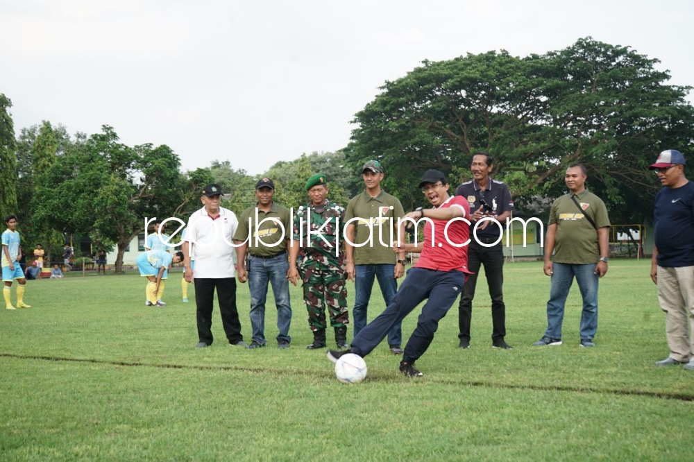 BUKA - Bupati Sidoarjo Ahmad Muhdlor Ali membuka Turnamen di Lapangan Sepakbola Kikav 3/TSC, Desa Sumput, Kecamatan Sidoarjo mulai 30 Oktober 2022 hingga November 2022 mendatang, Minggu (30/10/2022) sore. 