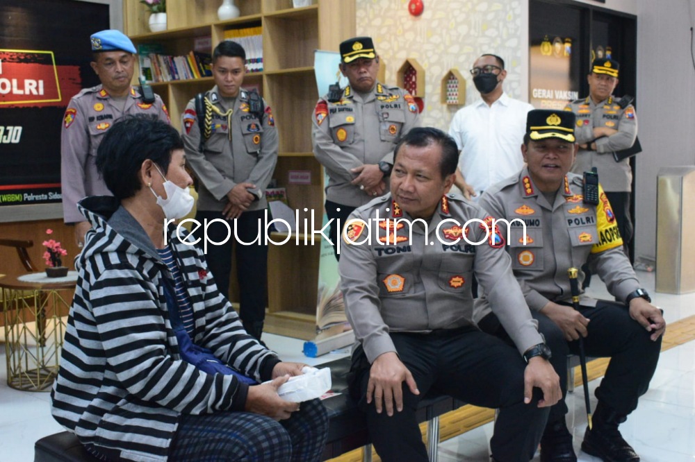 KUNJUNGAN - Kapolda Jawa Timur, Irjen Pol Toni Harmanto menggelar kunjungan kerja (Kunker) ke Polresta Sidoarjo dengan meninjau Mall Mini Pelayanan Polri (MMPP) dan Satpas di Polresta Sidoarjo serta menanam pohon, Senin (31/10/2022).