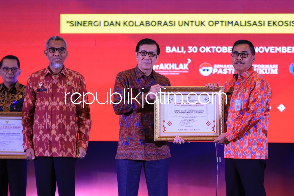 PENGHARGAAN - Menkumham Yasonna H Laoly memberi penghargaan ke Kanwil Kemenkumham Jatim 3 pengarahan saat Rakor Teknis Kinerja Program Penegakan dan Pelayanan Hukum Bidang Kekayaan Intelektual di Hotel Anvaya Beach Resort Bali, Senin (31/10/2022).