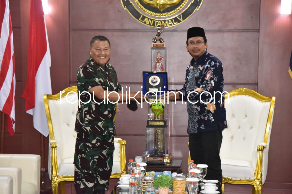 DISKUSI - Bupati Sidoarjo, Ahmad Muhdlor Ali berkunjung ke Mako Lantamal V Surabaya untuk membahas sejumlah rencana pembangunan Flyover Aloha dan Monumen Ilyushin, Senin (31/10/2022). 