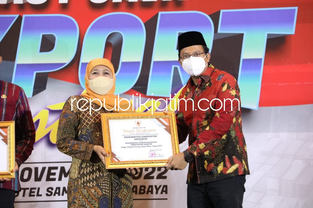 PENGHARGAAN - Bupati Sidoarjo Ahmad Muhdlor Ali menerima penghargaan dari Gubernur Jatim Khofifah Indar Parawansa sebagai Kabupaten penyokong utama ekspor Produk Jatim di Novotel Samator, Surabaya, Selasa (01/11/2022) sore.
