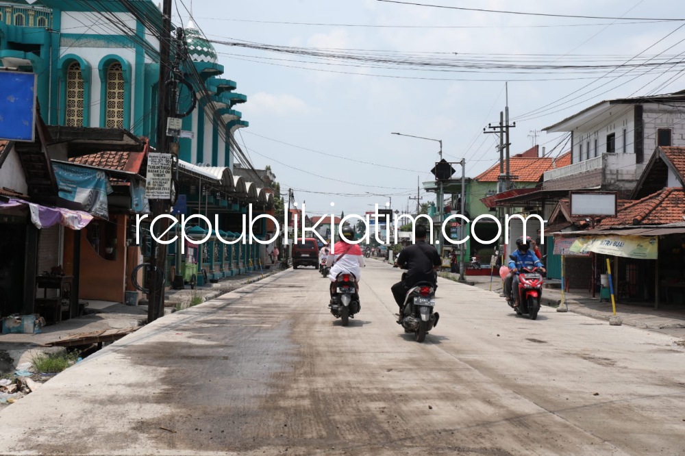 PERTIGAAN - Kondisi pembangunan jalan beton di pertigaan Tulangan - Bulang (Prambon) dan Tulangan - Pilang (Wonoayu) yang dikebut pengerjaannya, Kamis (03/11/2022).
