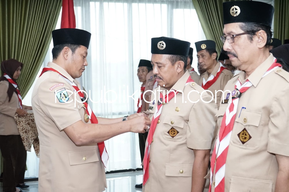 LANTIK - Ketua Kwartir Cabang Gerakan Pramuka Kabupaten Sidoarjo, Subandi melantik Mabiran dan pengurus Kwartir Ranting (Kwarran) Gerakan Pramuka Kecamatan Sukodono, di Aula Kecamatan Sukodono, Sabtu (05/11/2022).