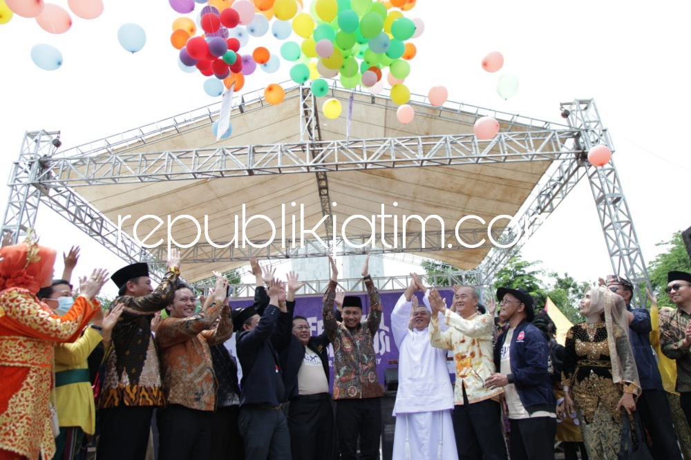 APRESIASI - Bupati Sidoarjo Ahmad Muhdlor Ali membuka dan mengapresiasi acara Sidoarjo In Harmony yang digelar di Alun-Alun Sidoarjo, Sabtu (05/11/2022). 