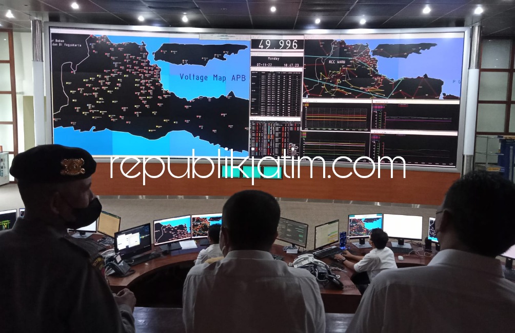 PERKETAT - Tim Obvit Polresta Sidoarjo mulai menempatkan personil pengamanan di PLN Unit Induk Transmisi (UIT) Taman, Sidoarjo sebagai pendukung keamanan aliran listrik Jawa dan Bali demi keamanan KTT G20, Senin (07/11/2022).