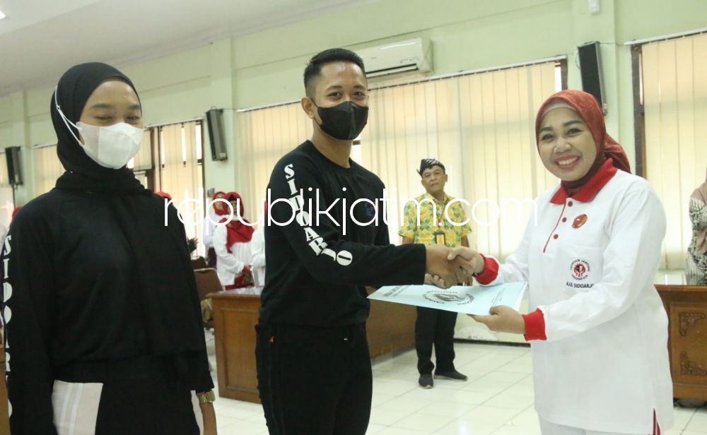 KUKUHKAN - Ketua YJI Cabang Sidoarjo, dr Sriatun Subandi mengukuhkan pengurus KJR di Gedung Delta Graha Lantai 3 Setda Kabupaten Sidoarjo, Selasa (08/11/2022). 
