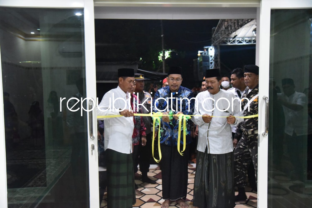 RESMIKAN - Bupati Sidoarjo Ahmad Muhdlor Ali meresmikan musala Al Waris Desa Medalem, Kecamatan Tulangan, Sidoarjo, Rabu (09/11/2022) malam.