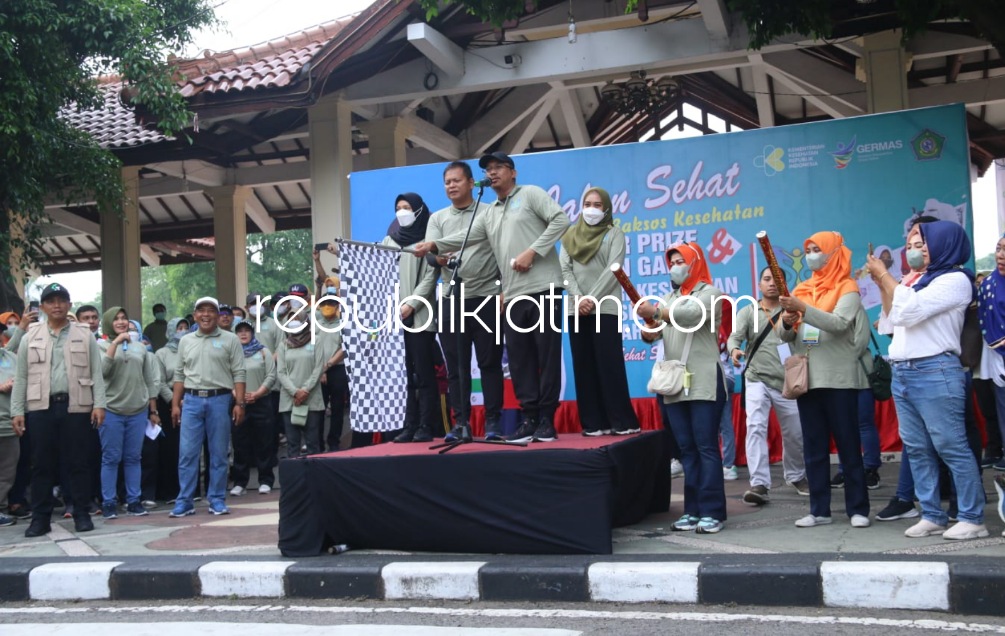 BERANGKATKAN - Bupati Sidoarjo, Ahmad Muhdlor Ali memberangkatkan Jalan Sehat HKN ke 58 dari depan Pendopo Delta Wibawa, Sidoarjo, Sabtu (12/11/2022). 