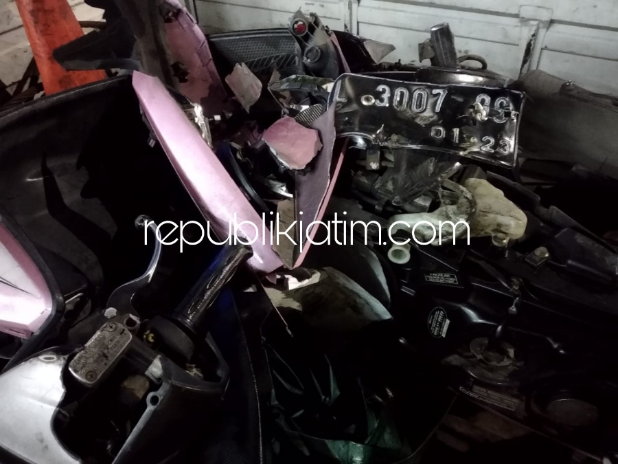 HANCUR - Motor Beat bernopol L 3007 OS dikendarai Mirza Adawiyah (22) warga Keputran Panjunan, Surabaya hancur ditabrak truk Wing Box bernopol W 9902 UP yang dikemudikan Hadi Nurtanto (44) warga Pekalongan di JL Raya Troboso, Taman, Jumat (11/11/2022).