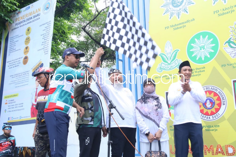BERANGKATKAN - Bupati Sidoarjo Ahmad Muhdlor Ali memberangkatkan sekitar 3.000 peserta gowes bareng pra Muktamar di halaman Komplek Perguruan Tinggi Muhammadiyah Sidoarjo, Minggu (13/11/2022).