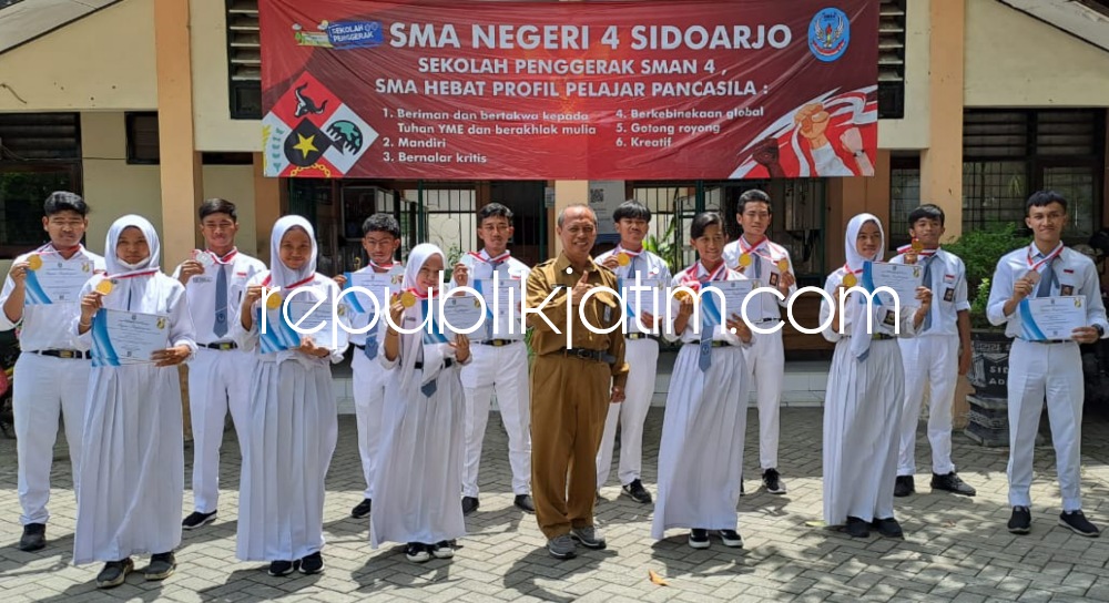 SUMBANG - Siswa siswi SMAN 4 Sidoarjo berfoto dengan Kepala SMAN 4 Sidoarjo, Imam Jawahir usai menyumbang 15 emas, 7 perak dan 4 perunggu dari Cabor Sepatu Roda, Catur, Gulat, Tennis Lapangan, Selam dan Panahan di gelaran POPDA Jatim, Senin (14/11/2022).