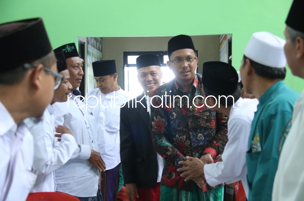 LANTIK - Bupati Sidoarjo, Ahmad Muhdlor Ali menyaksikan pelantikan sebanyak 66 pengurus MWC NU Tarik masa khidmat 2022 - 2027 yang dilantik Ketua PCNU Sidoarjo, KH Zainal Abidin di Kantor MWC NU Tarik, Minggu (13/11/2022).
