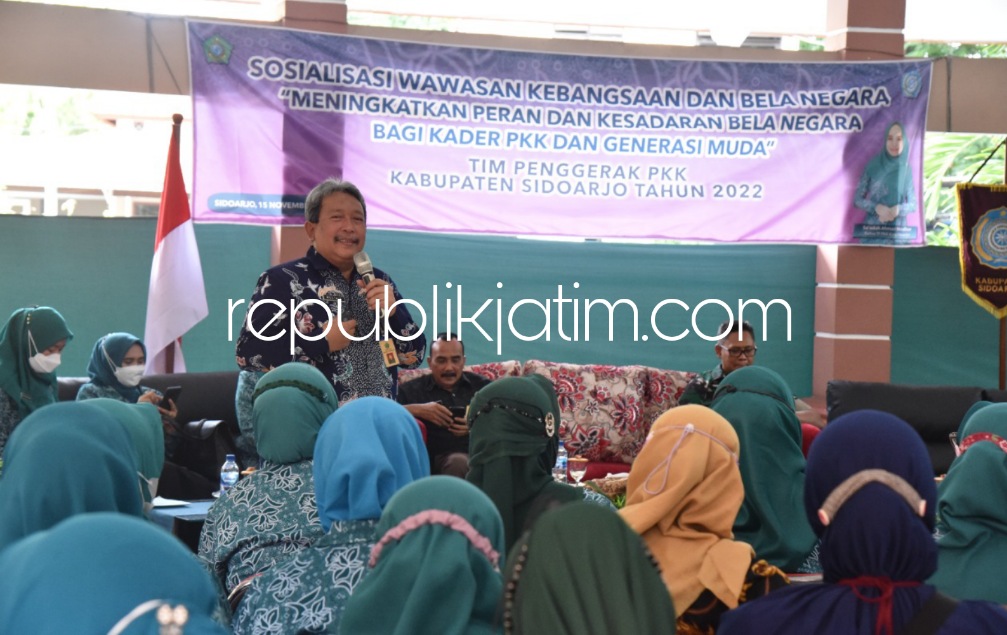 KEBANGSAAN - Kepala Bakesbang Pemkab Sidoarjo, Dr Mustain Baladan menjadi salah satu narasumber dalam Sosialisasi Wawasan Kebangsaan dan Bela Negara di Pendopo Kantor Kecamatan Sidoarjo, Selasa (15/11/2022). 