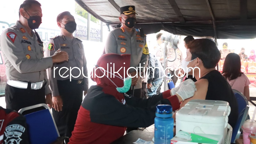 TINJAU - Kapolresta Sidoarjo Kombes Pol Kusumo Wahyu Bintoro meninjau layanan vaksinasi Covid-19 di gerai vaksin Taman Pinang Indah sekaligus membagikan 300 paket sembako kepada masyarakat umum, Rabu (16/11/2022).
