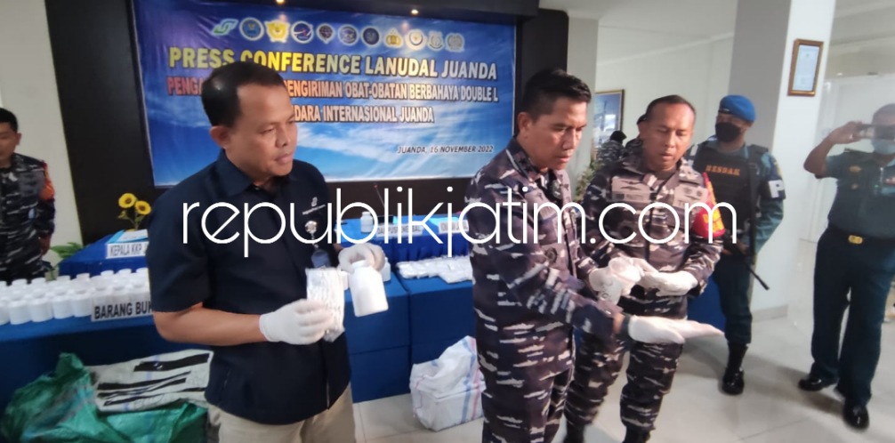 BUKTI - Satgaspam Bandara Lanudal Juanda berhasil mengagalkan upaya penyelundupan 153.000 pil koplo jenis double L siap edar yang diduga merupakan jaringan Sidoarjo - Gresik, Rabu (16/11/2022). 