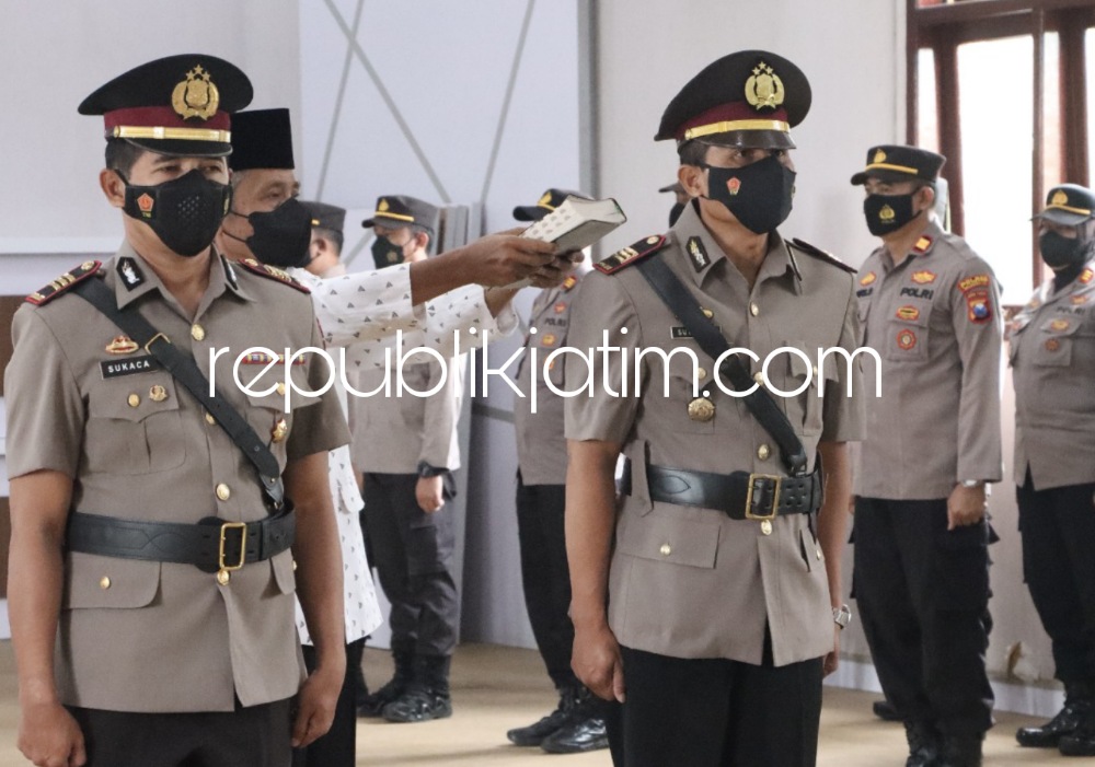 SERTIJAB - Kapolres Mojokerto AKBP Apip Ginanjar memimpin Sertijab Kapolsek Jatirejo dari AKP Sukaca kepada AKP Sulianto di Aula Polres Mojokerto, Jumat (18/11/2022).