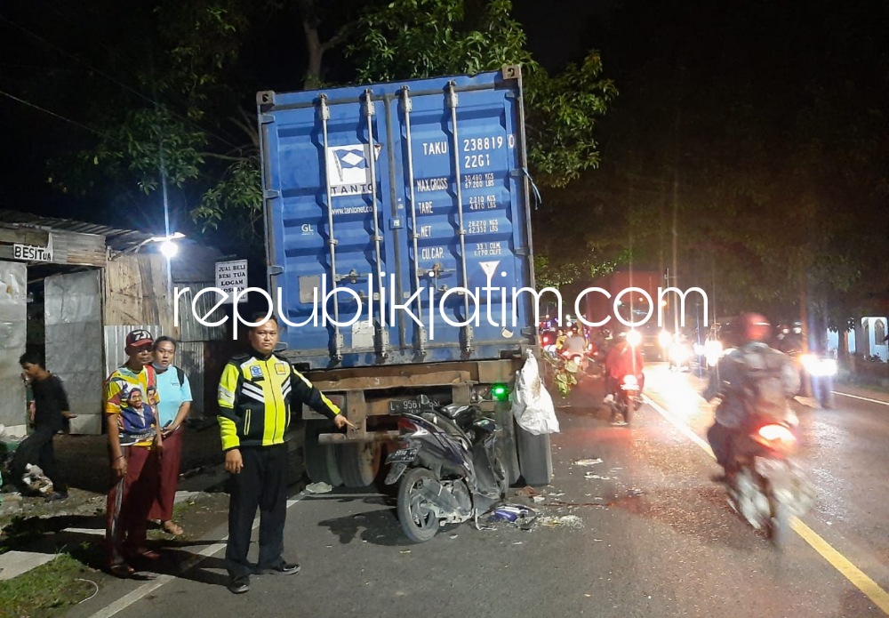 OLAH TKP - Petugas Unit Laka Lantas Polsek Balongbendo saat olah TKP di lokasi kecelakaan di Desa Bakungtemenggungan, Kecamatan Balongbendo, Sidoarjo, Jumat (18/11/2022) malam.
