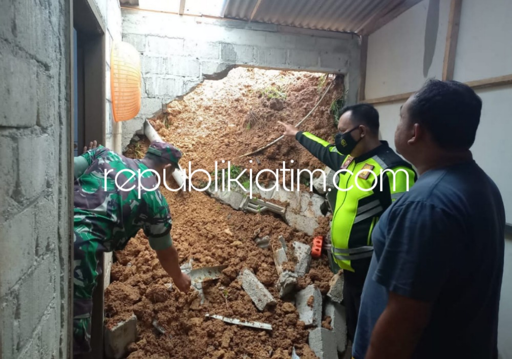 LONGSOR - Petugas saat kroscek lokasi longsor yang merusak dua rumah warga Dusun Dresi, Desa Wagirkidul, Kecamatan Pulung, Ponorogo, Sabtu (19/11/2022).