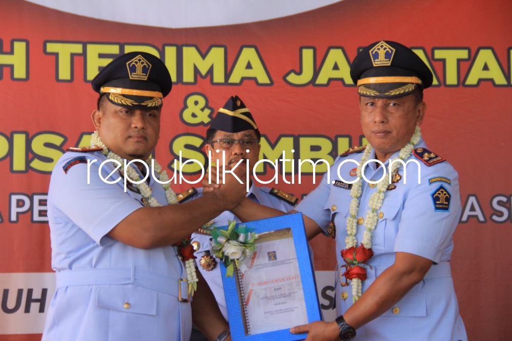 SERTIJAB - Pucuk pimpinan Lembaga Pemasyarakatan (Lapas) Kelas II A Sidoarjo resmi berganti dari Teguh Pamuji ke pemimpinan baru Faozul Ansori saat Sertijab di halaman Lapas Sidoarjo, Senin (21/11/2022). 
