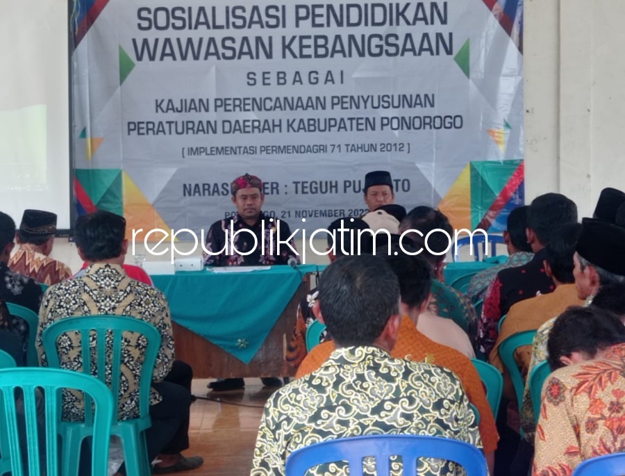 ANTUSIAS - Anggota DPRD Ponorogo, Teguh Pujianto saat menyampaikan materi wawasan kebangsaan di Balai Desa Munggu, Kecamatan Bungkal, Ponorogo, Senin (21/11/2022).