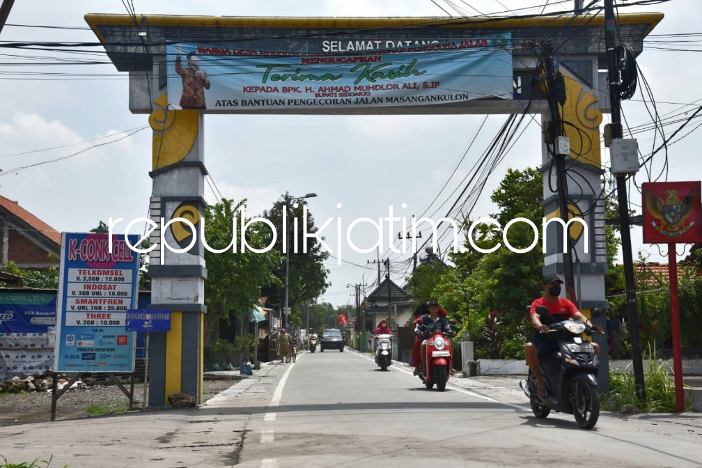 SELESAI - Proyek betonisasi yang selesai seperti di Masangan Kulon, Kecamatan Sukodono dan Pagerngumbuk, Kecamatan Wonoayu diapresiasi warga dengan memasang spanduk ucapan terima kasih kepada Bupati Sidoarjo atas betonisasi jalan, Selasa (22/11/2022).