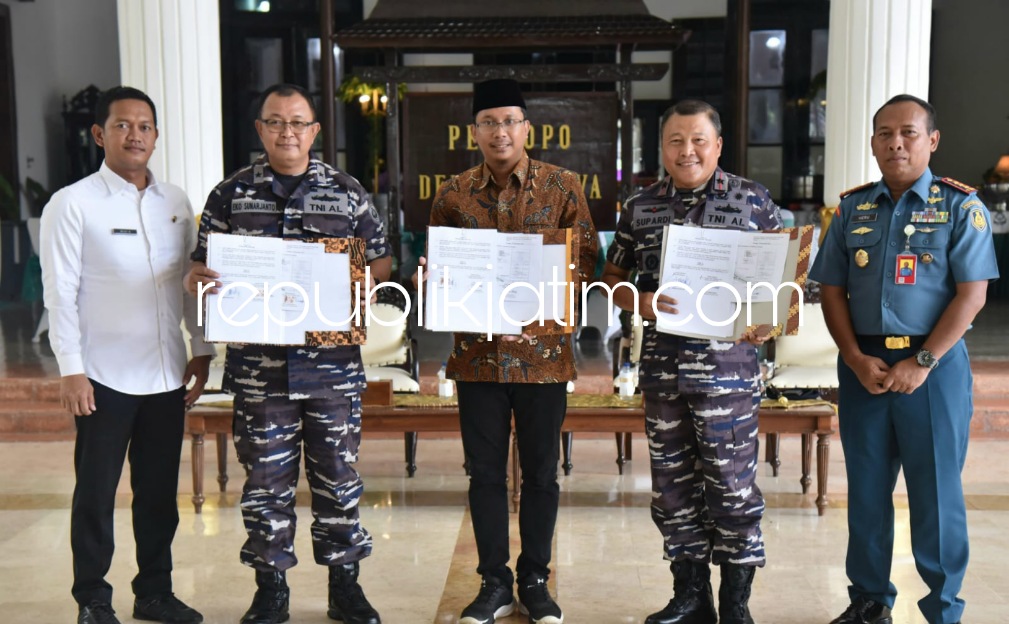 TANDA TANGAN - Penandatanganan dilakukan Bupati Sidoarjo, Ahmad Muhdlor Ali dan Kepala Disfaslanal Laksamana Pertama TNI Eko Sunarjanto soal Pembangunan Monumen Ilyushin Juanda di Pendopo Delta Wibawa, Rabu (23/11/2022).