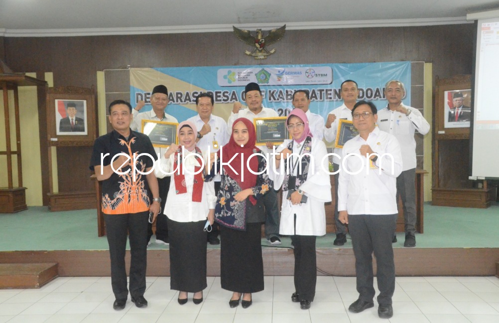 ODF - Penyerahan secara simbolis diserahkan langsung Ketua TP PKK Kabupaten Sidoarjo, Sa'adah Ahmad Muhdlor pada kegiatan Deklarasi Desa ODF Kabupaten Sidoarjo Tahun 2022 di Delta Graha Setda Pemkab Sidoarjo, Rabu (23/11/2022). 