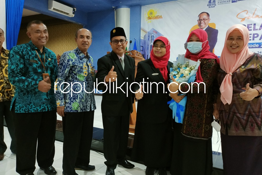 UCAPAN - Para guru dan mantan Kepala Smamda, Wigatiningsih memberikan ucapan kepada Kepala Smamda baru, Zainul Arifin usai dilantik Pengurus PWM Jatim di Auditorium KH AR Fachruddin, Smamda Sidoarjo, Kamis (24/11/2022) sore.