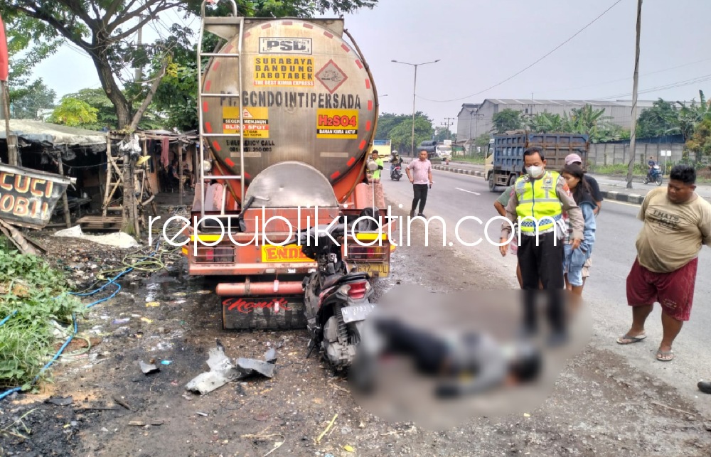 EVAKUASI - Petugas Lantas dan warga mengevakuasi korban kecelakaan, Elok Dwicahyani (42) warga Desa Sempal Wadak, Kecamatan Bululawang, Kabupaten Malang usai menabrak truk Tanki Tronton bernopol L 9632 UL di JL Bypass Krian, Sidoarjo, Kamis (24/11/2022).